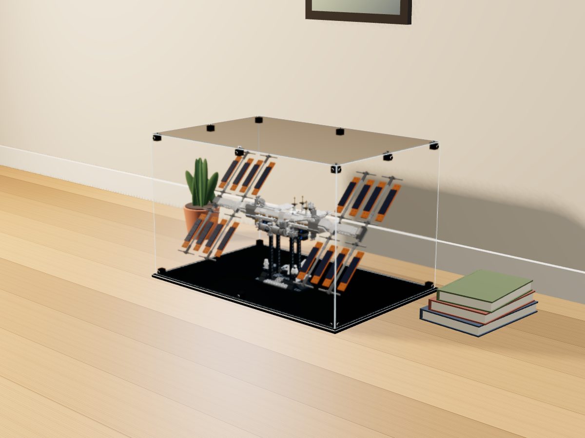 LEGO® Ideas: International Space Station (21321) ile Uyumlu Sergileme Vitrini — evde, set içindeyken; set modeli Orion Pobursky (LDraw OMR, CC BY 2.0), temsili görselleştirme, set dahil değildir