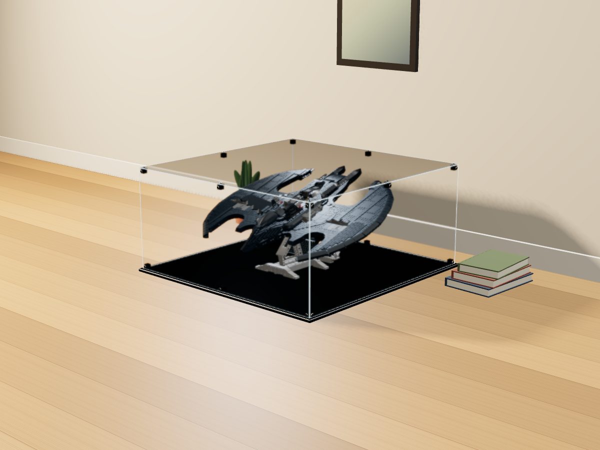 LEGO® DC: 1989 Batwing (76161) ile Uyumlu Sergileme Vitrini — evde, set içindeyken; set modeli Orion Pobursky (LDraw OMR, CC BY 2.0), temsili görselleştirme, set dahil değildir